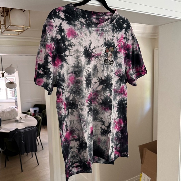Men's - GUESS Black & Pink Tie-Dye Mushrooms T-Shirt - Size L - Picture 2 of 11